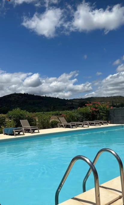 Cosy Appartement Entre Vignes Et Garrigue Avec Piscine Peret Luaran gambar
